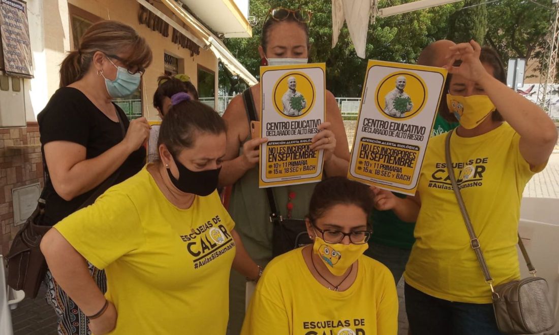 Varias activistas de Escuela de Calor, en una de sus protestas contra la Junta. FOTO: Escuela de Calor
