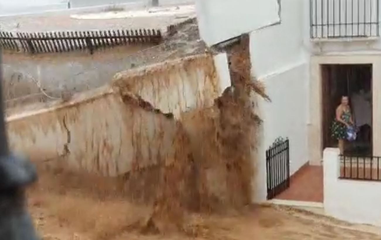 Un momento del derrumbe en Estepa, Sevilla.
