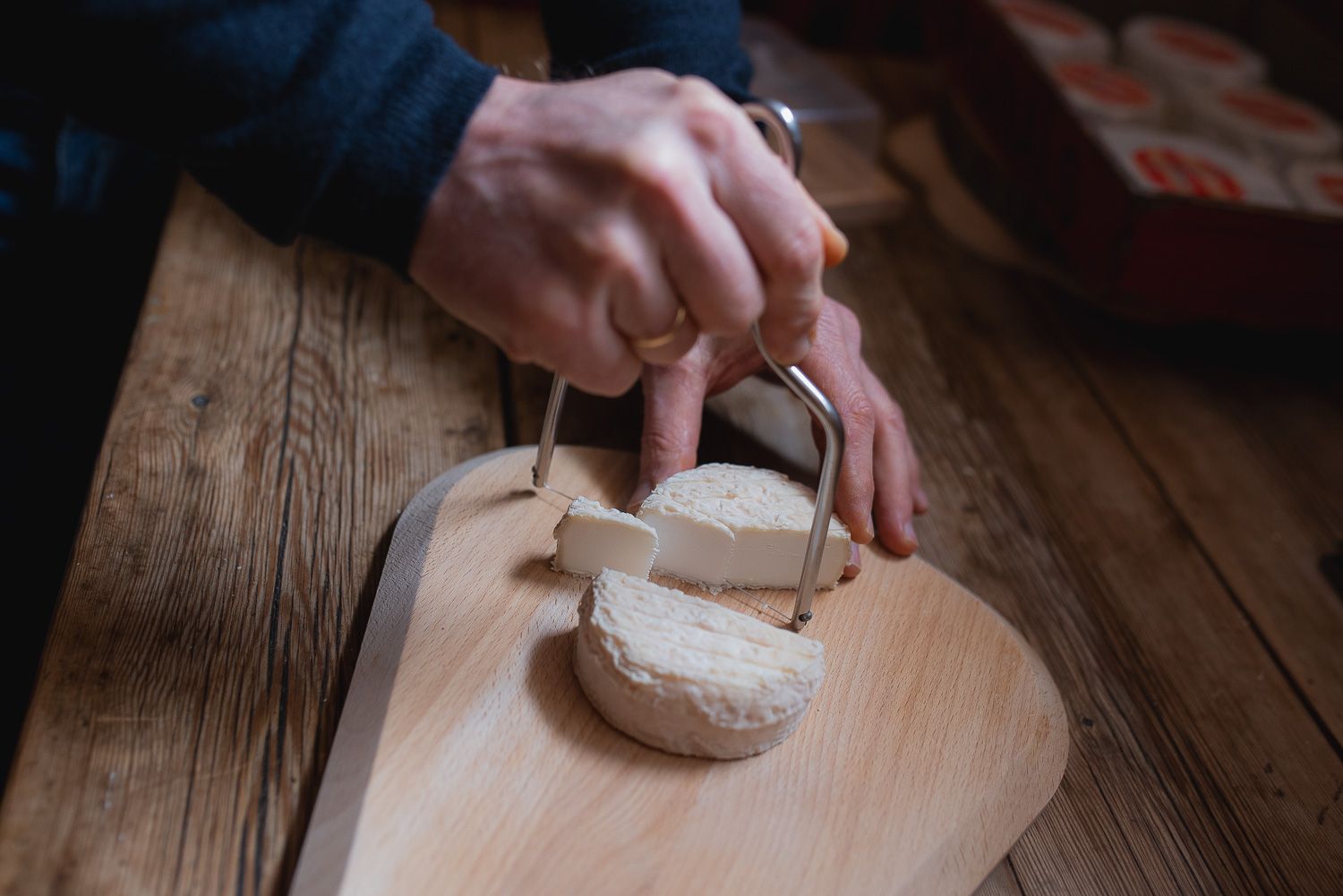 Consejos para comer queso: el corte debe implicar o dos o tres cortezas, dependiendo del tamaño.