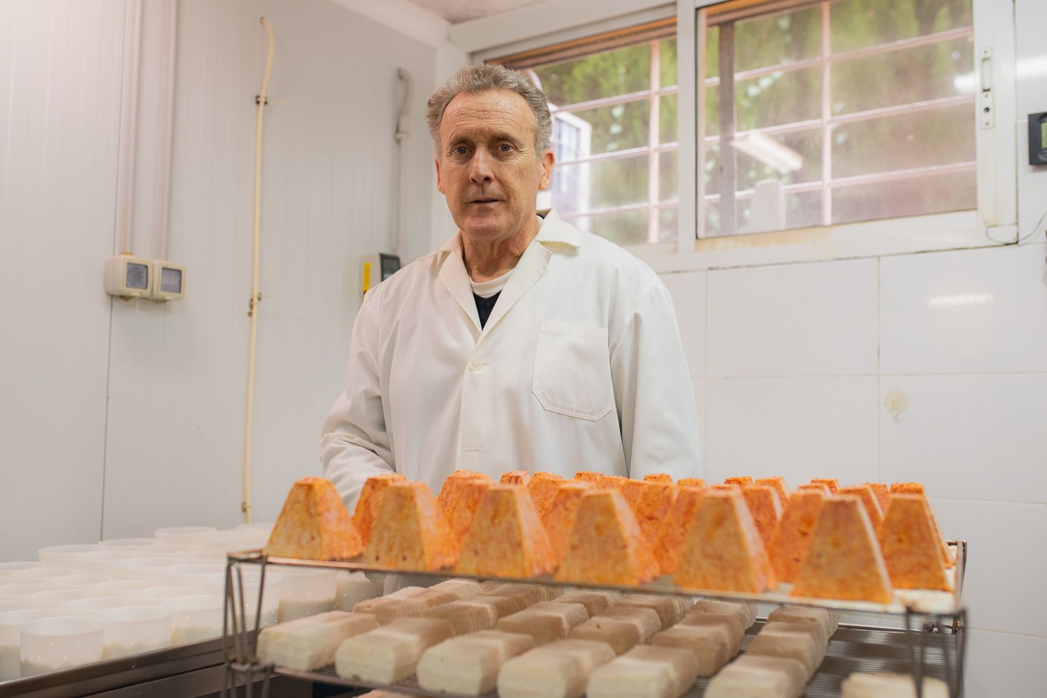 Rodrigo del Río, en su quesería, WellDone, en su sótano de Espartinas. Rodrigo del Río, en su quesería, WellDone, en su sótano de Espartinas.