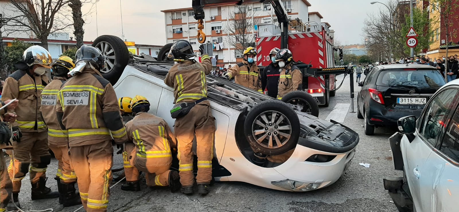 Un coche volcado tras otro fuerte accidente en Sevilla, en una imagen de archivo.