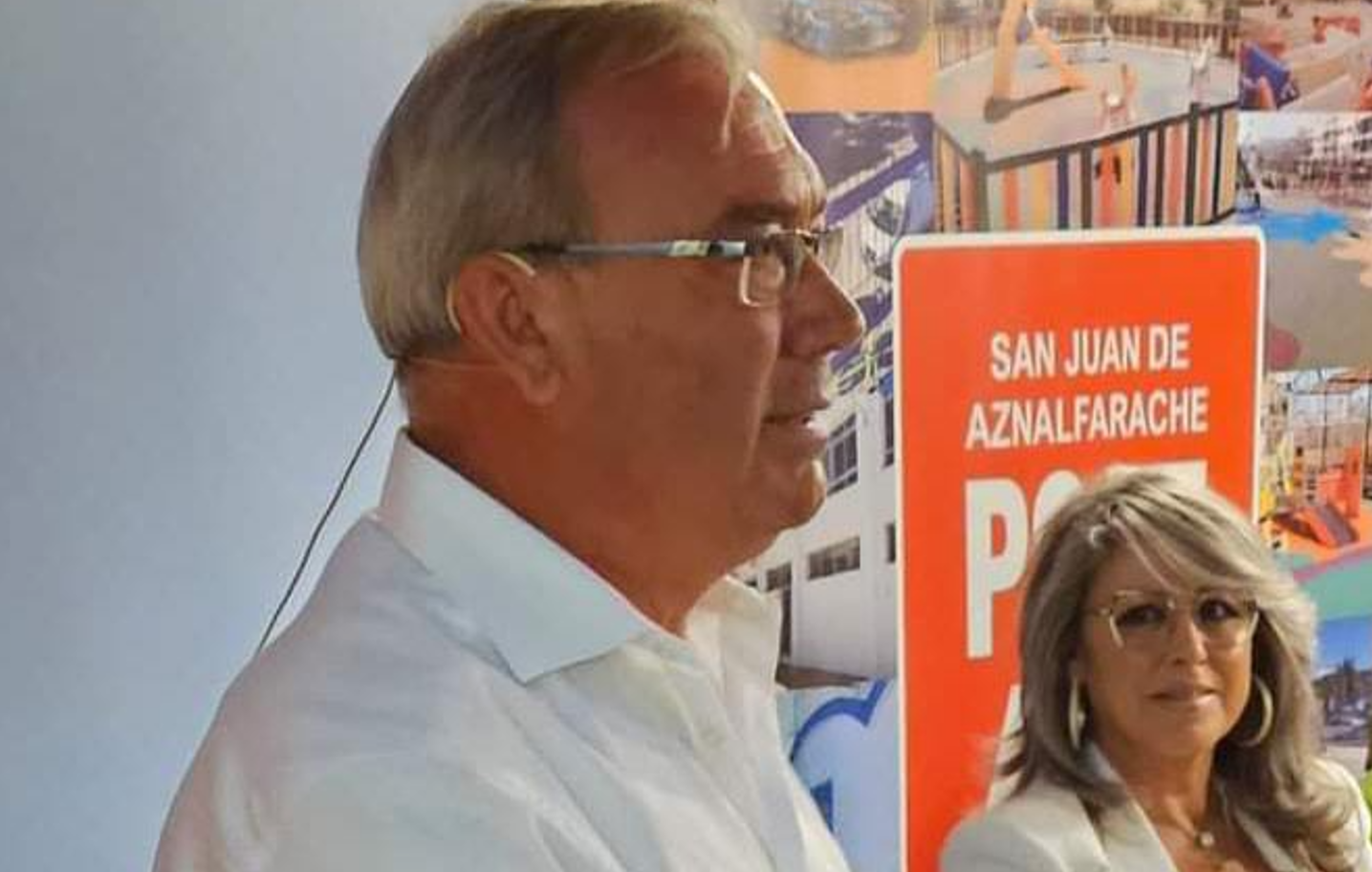 Fernando Zamora, exalcalde del PSOE en San Juan de Aznalfarache, con la secretaria general del partido, Inmaculada Muñoz-