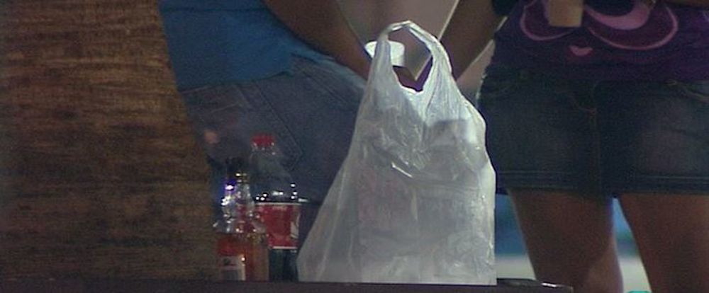 Imagen de archivo de jóvenes practicando el botellón.