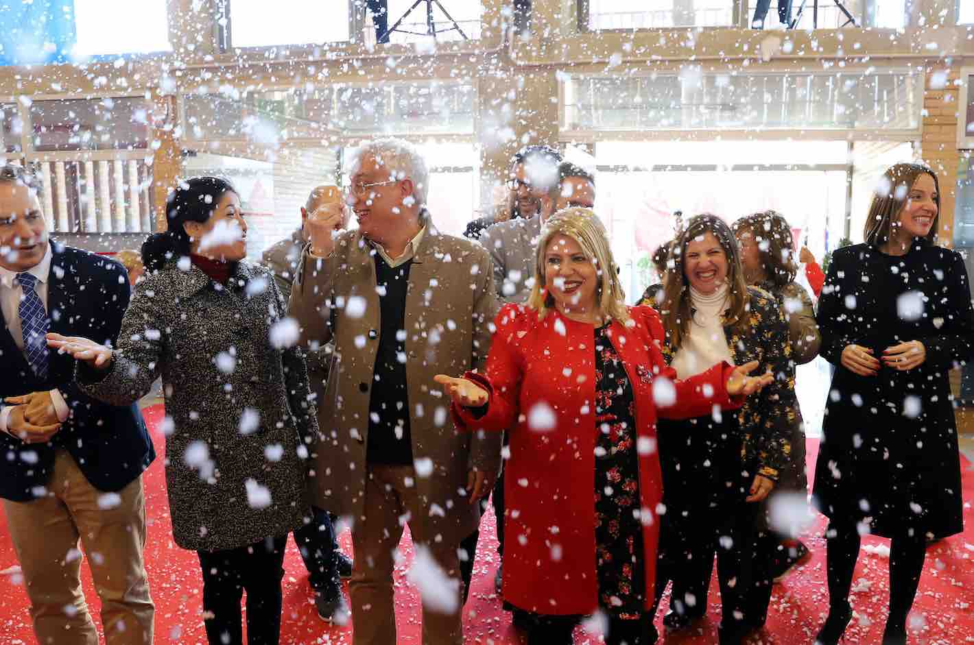  Un momento de la inauguración de Juvelandia, en diciembre pasado, con la alcaldesa Mamen Sánchez y la presidenta de Diputación, Irene García.