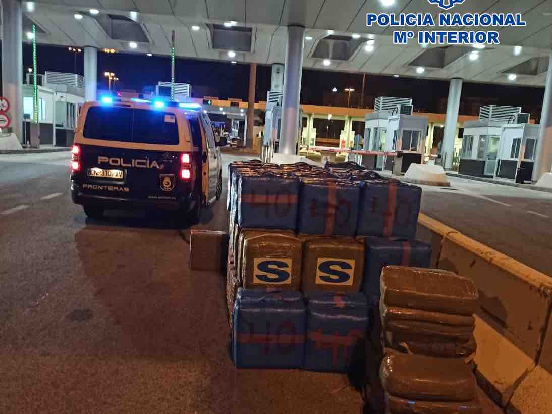 Toneladas de hachís intervenidas en Algeciras. FOTO: POLICÍA Toneladas de hachís intervenidas en Algeciras. FOTO: POLICÍA