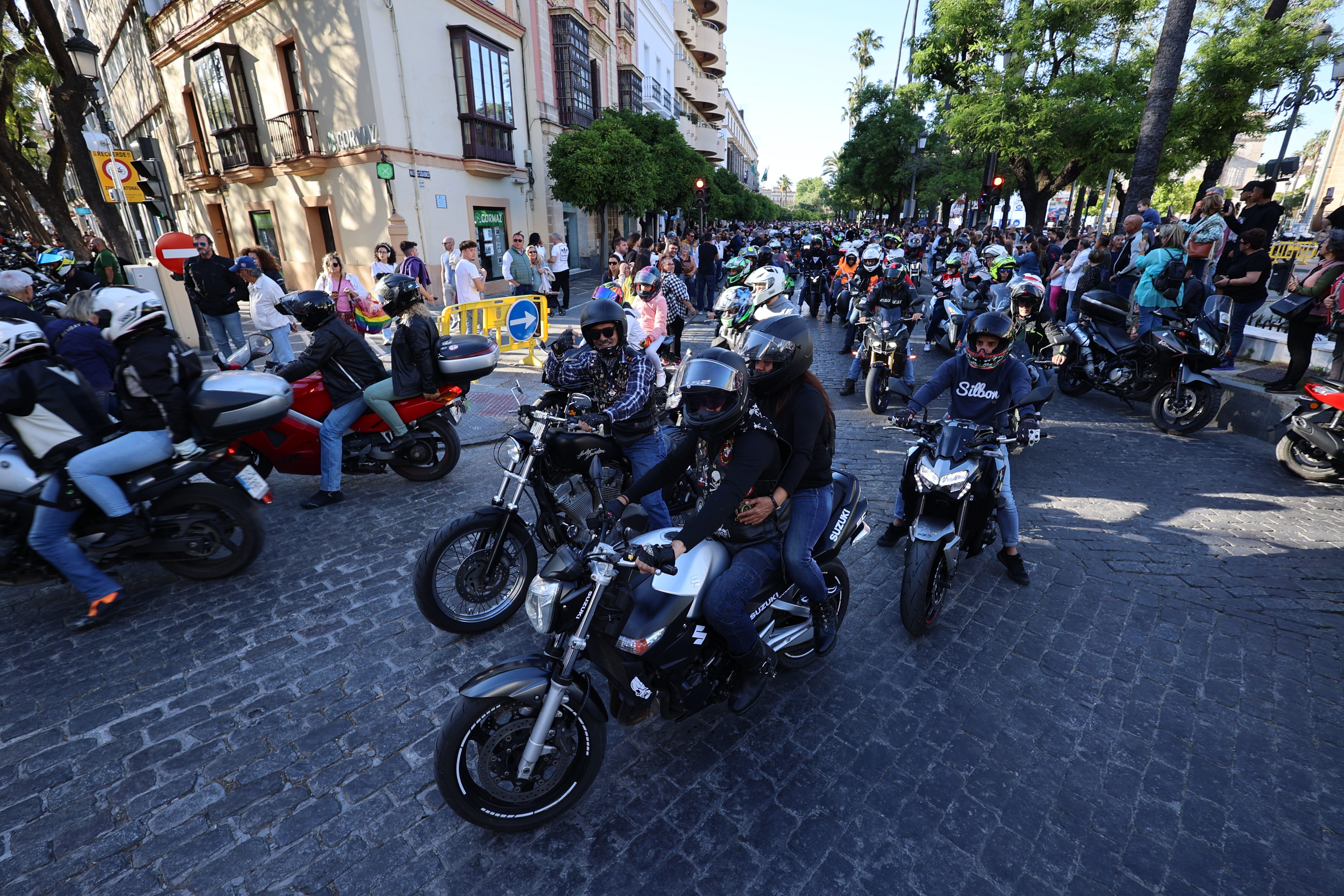 "Solicitaremos a HORECA que cierren los bares al paso de las cofradías". Caravana motera en Cristina. 