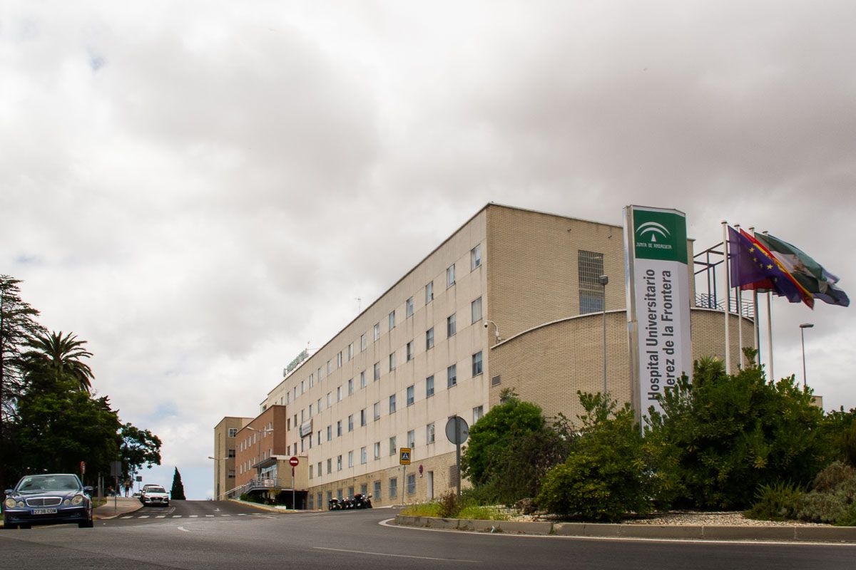El Hospital de Jerez llora la muerte por covid del conocido médico José Arturo Visedo. MANU GARCÍA