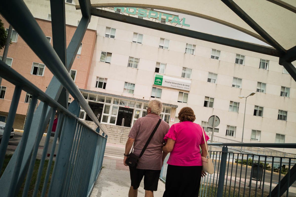 Dos personas mayores acuden al Hospital de Jerez en días pasados.