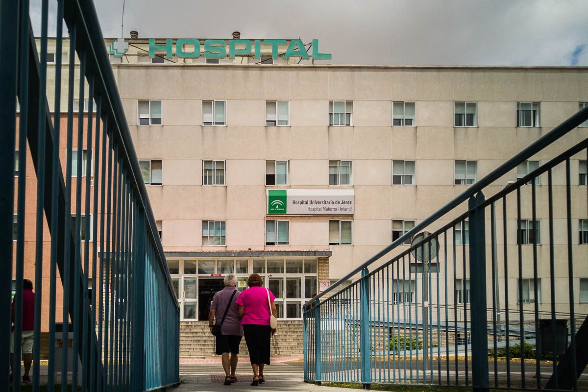 Dos personas mayores acuden al Hospital de Jerez en días pasados. FOTO: MANU GARCÍA