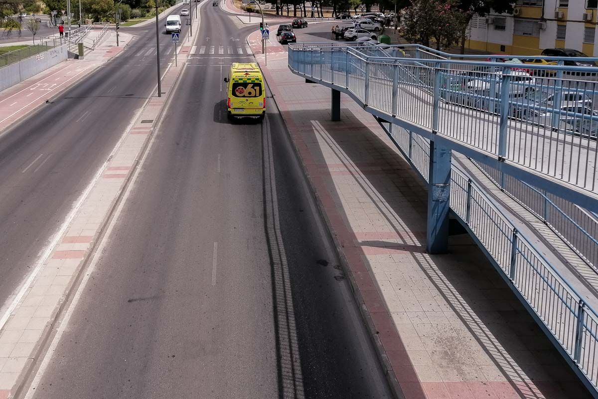 Una ambulancia, en los alrededores del Hospital de Jerez. La violencia contra los sanitarios va en aumento.