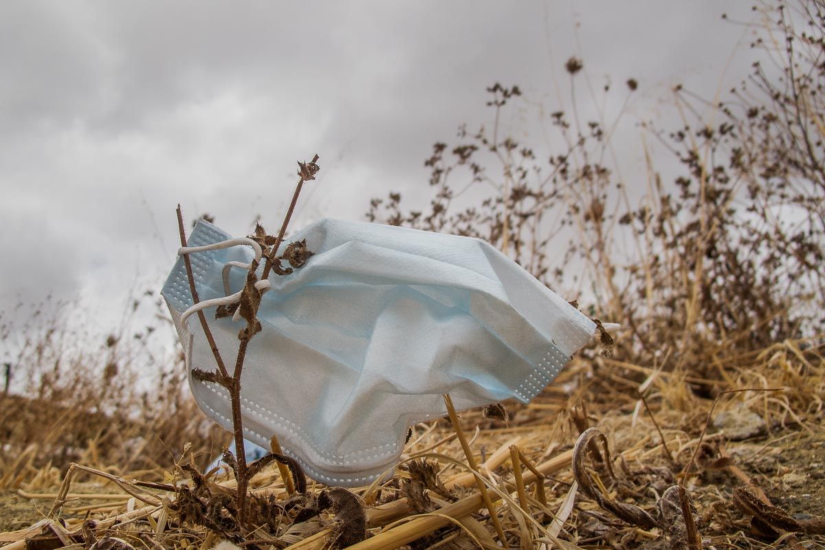 Una mascarilla en el suelo. FOTO: MANU GARCÍA