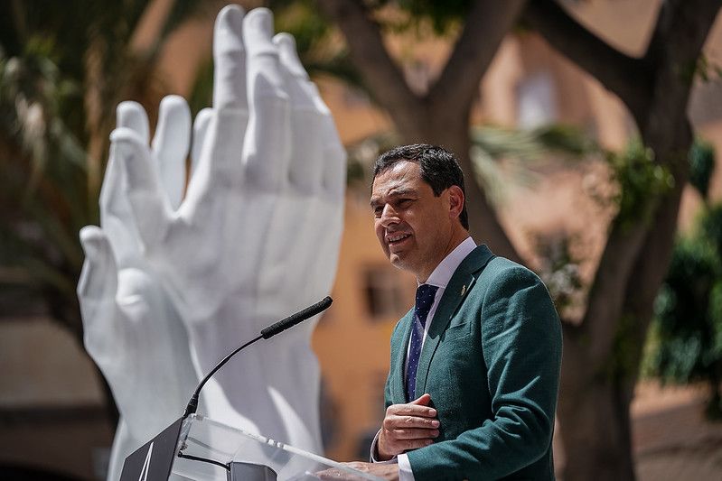Moreno Bonilla, en un acto reciente inaugurando uno de los monumentos que la Junta ha regalado a las capitales de provincia como homenaje a los héroes de la lucha contra la covid. FOTO: JUNTA