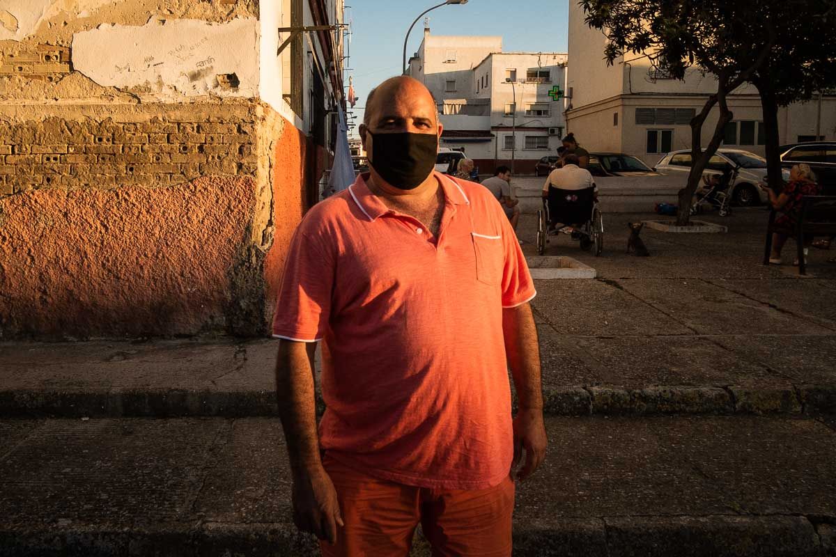 El presidente de La Asunción, Alfonso Tenorio, en una de las fachadas a rehabilitar. FOTO: MANU GARCÍA