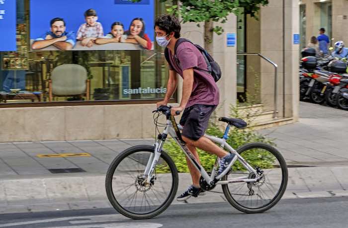 Un ciclista por las calles de Granada, en días pasados. FOTO: JOSÉ LUIS TIRADO (www.joseluistirado.es)