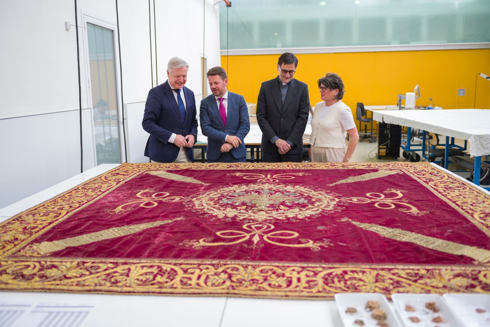 El repostero en la sede del IAPH ante el secretario general de Cultura, el director del IAPH, la delegada de Cultura y el deán del Cabildo Metropolitano.