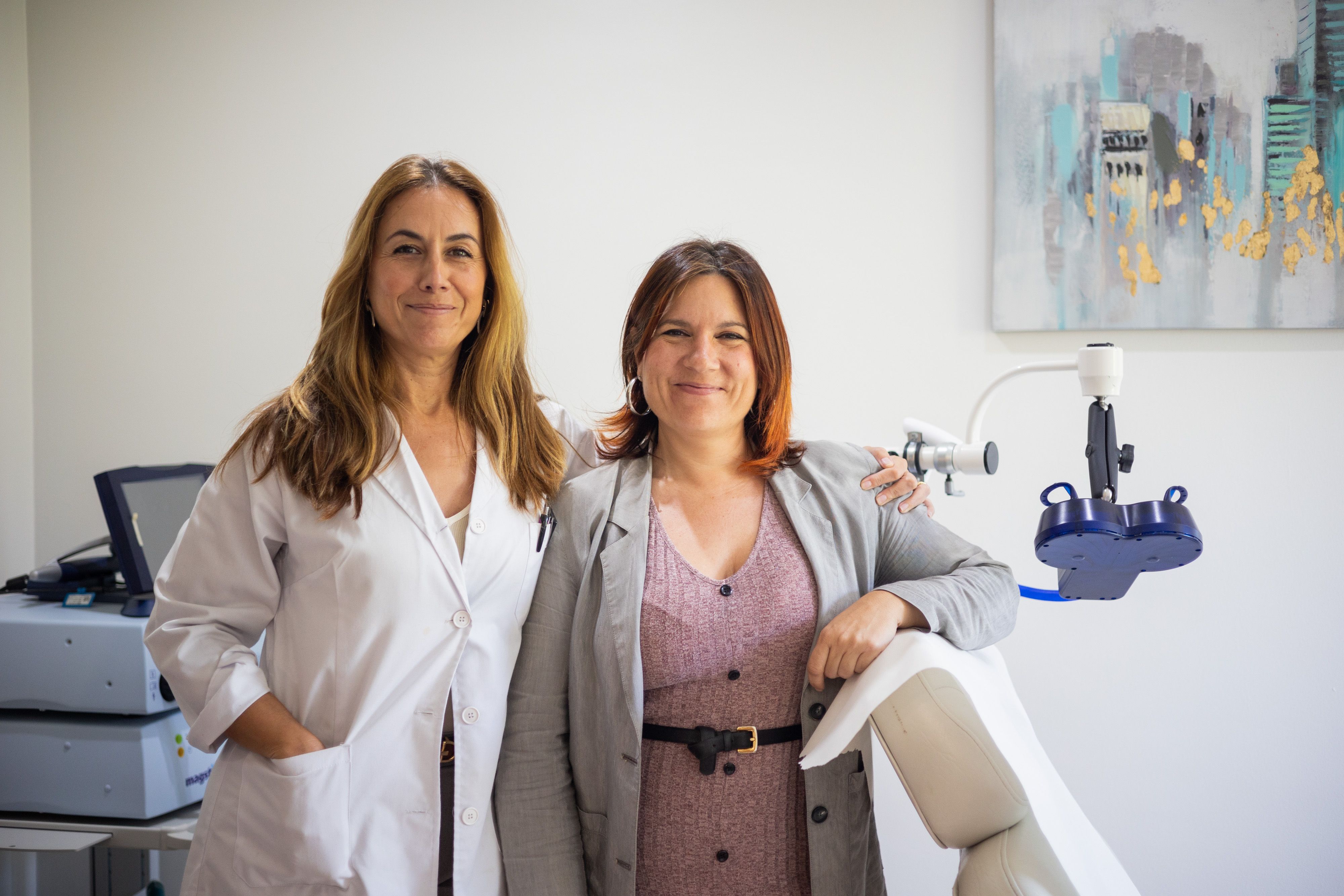Carmen Porras (Izquierda) y María Eugenia Gómez (derecha), en la clínica donde ponen en práctica su tratamiento. 