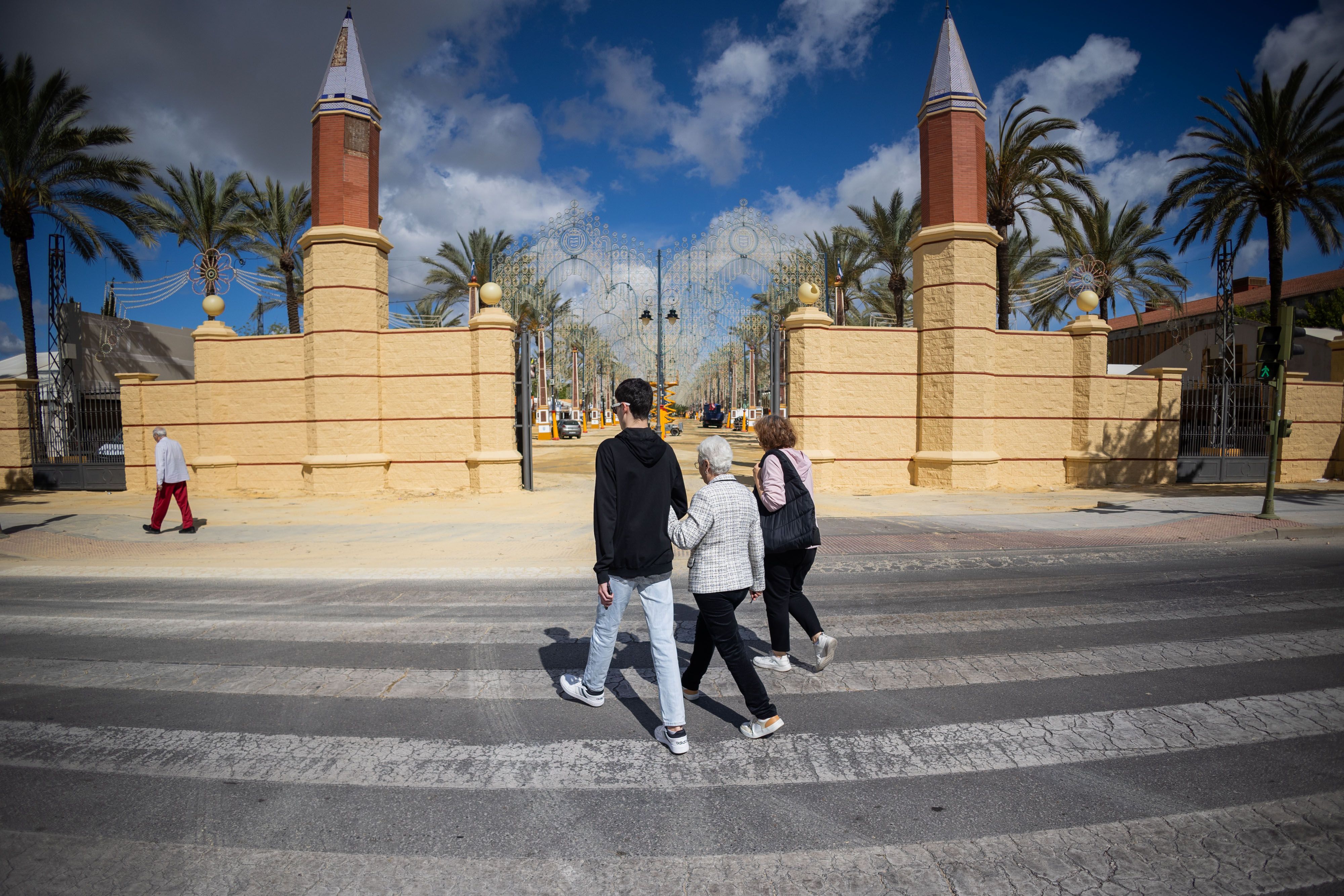 Una familia pasa por delante del González Hontoria, donde se celebra la Feria del Caballo. Una familia pasa por delante del González Hontoria, donde se celebra la Feria del Caballo.