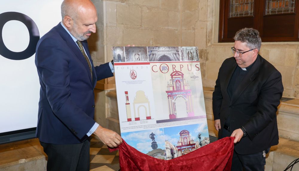 Alés descubriendo los diseños en el acto de presentación. 