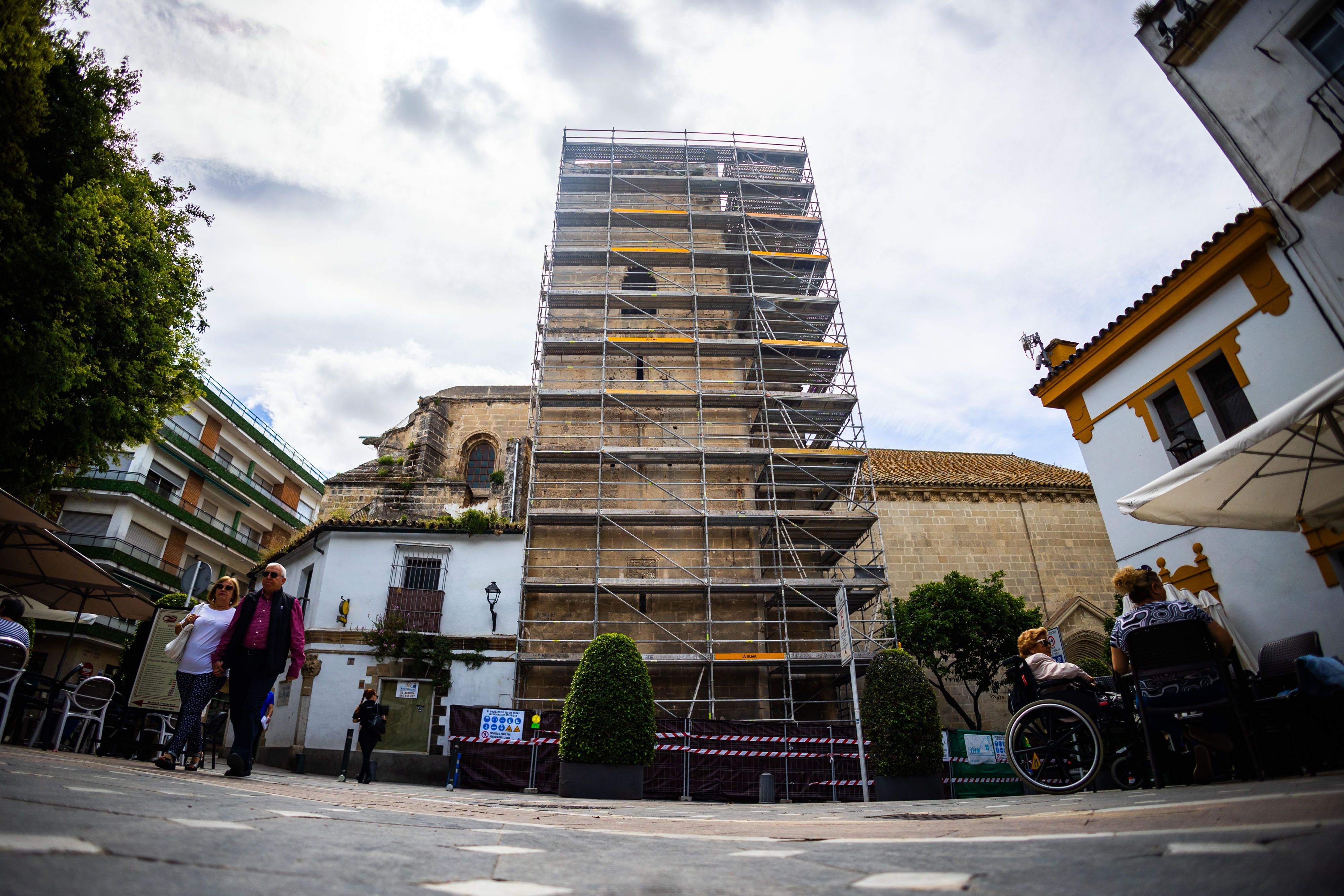 La torre protegida por la impresionante estructura de andamios instalados para su restauración.
