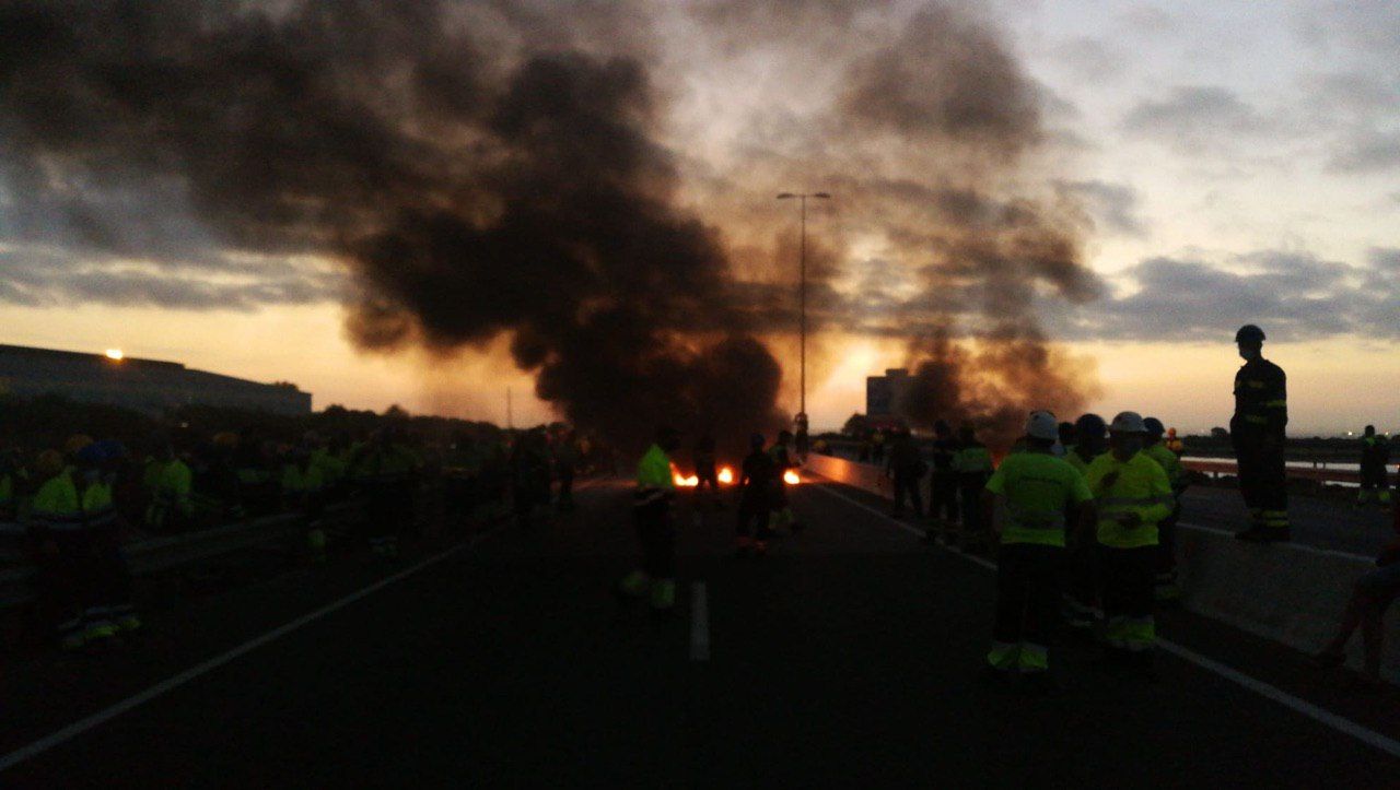 Protestas a primera hora de este jueves en el puente Carranza en Cádiz. FOTO: CEDIDA
