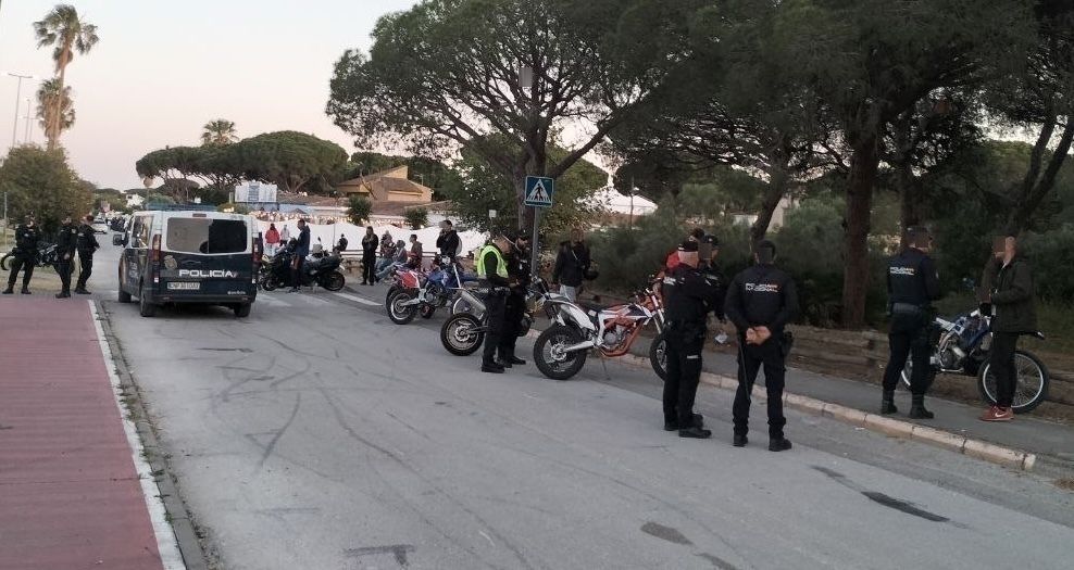 La Policía Nacional, identificando a motoristas en El Puerto.