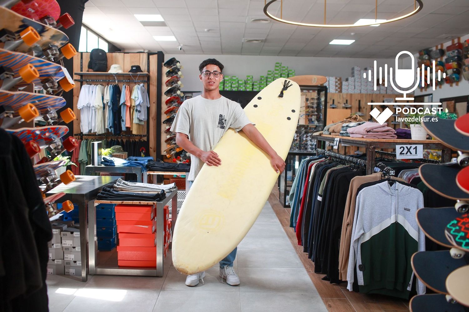 Oussama Bouaoud, con una tabla de surf como la usó para cruzar el Estrecho, en La Bodega Skate Center.