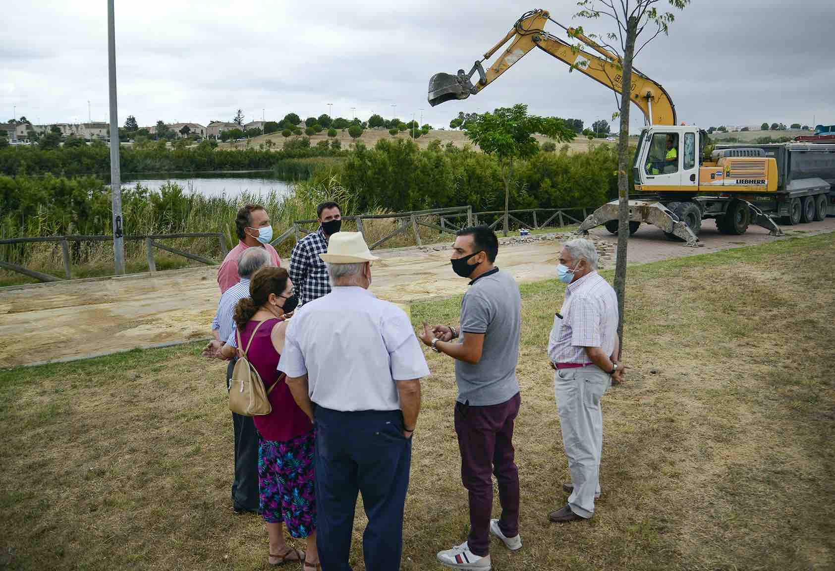 Un momento de la visita a las obras que ya han comenzado en Torrox.
