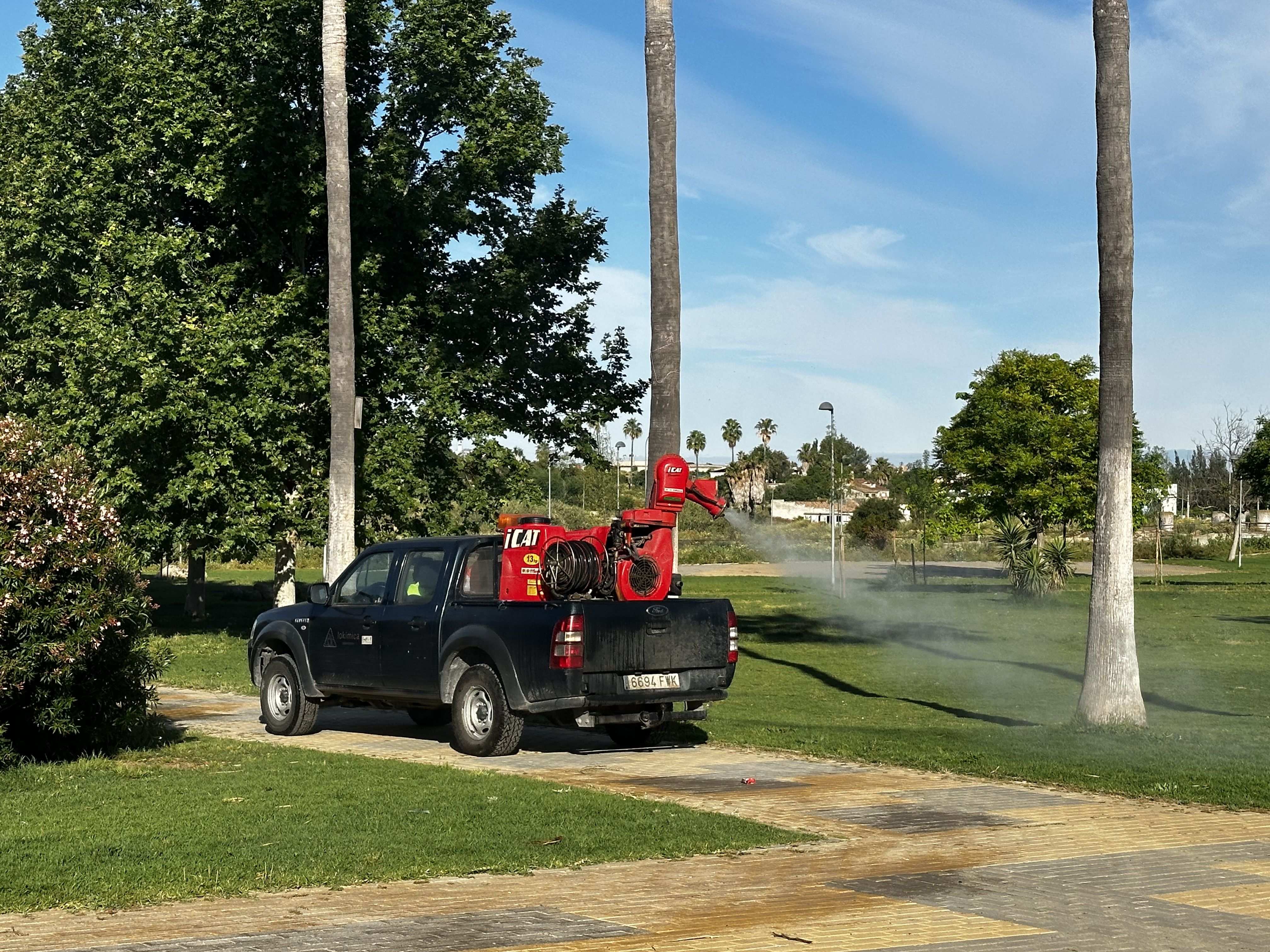 Fumigación contra el mosquito que propaga el Virus del Nilo en Coria del Río.