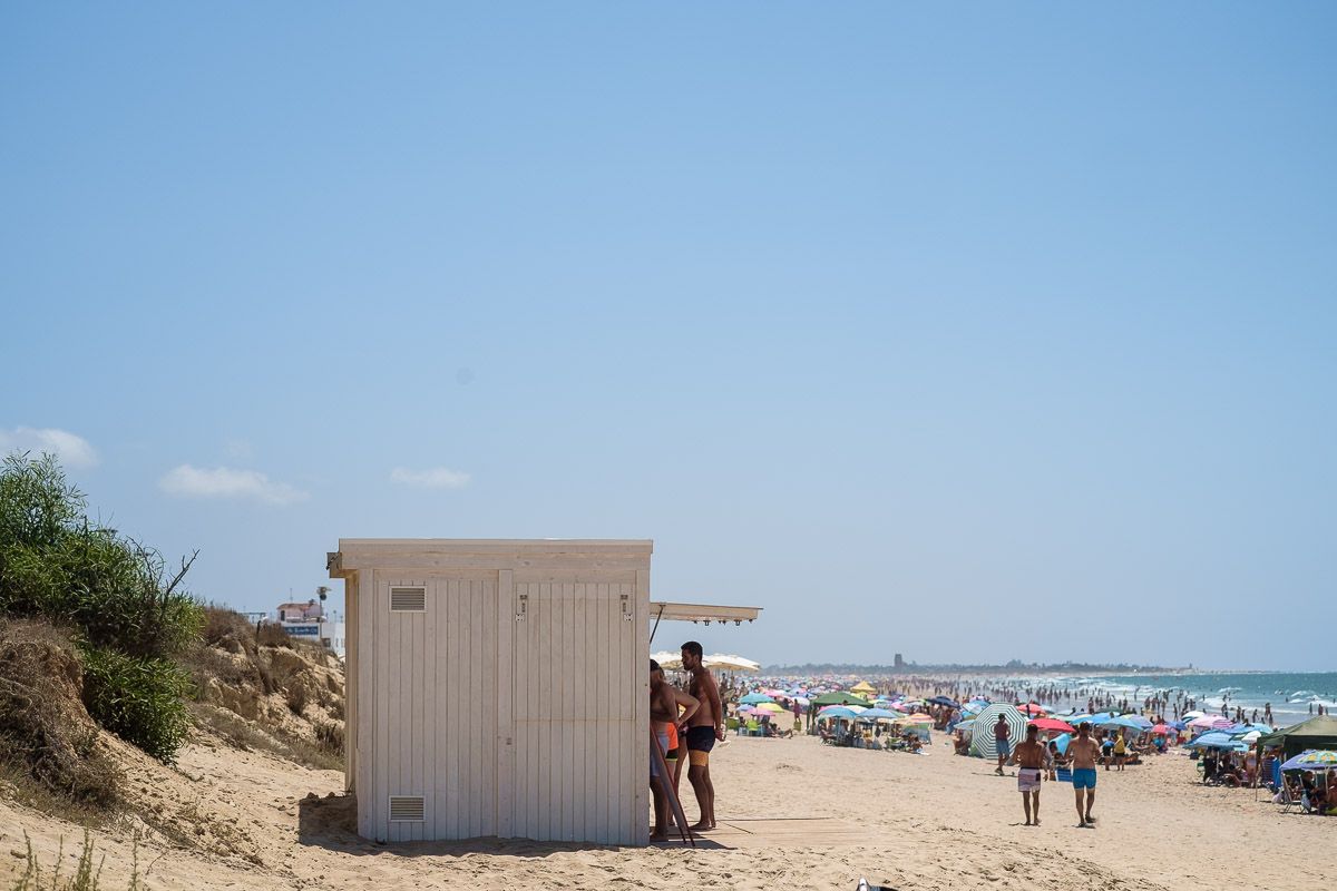 Bañistas en Conil, uno de los municipios en situación de riesgo en Andalucía.