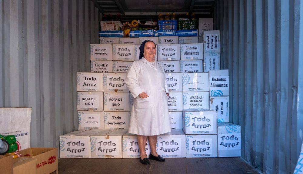 Sor Emilia en el interior del contenedor que envía cada año a Madagascar. 
