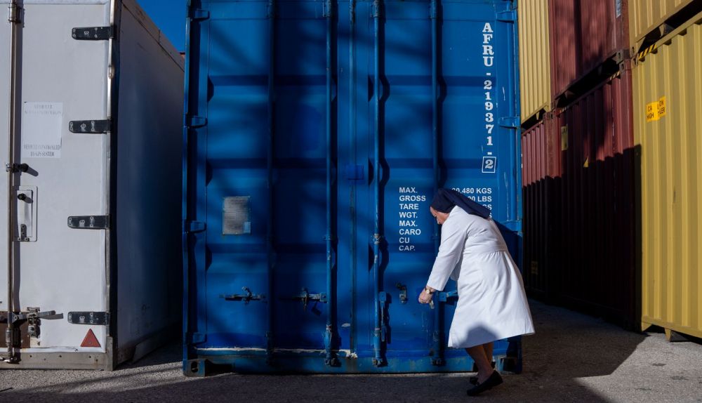 Sor Emilia abre el contenedor ubicado en el puerto de Cádiz.