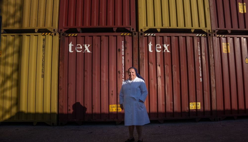 La hermana posa junto a los contenedores del puerto de Cádiz.