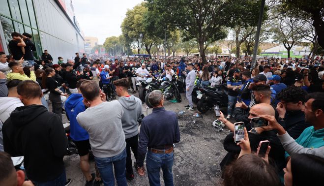 Quema de neumáticos en la avenida.