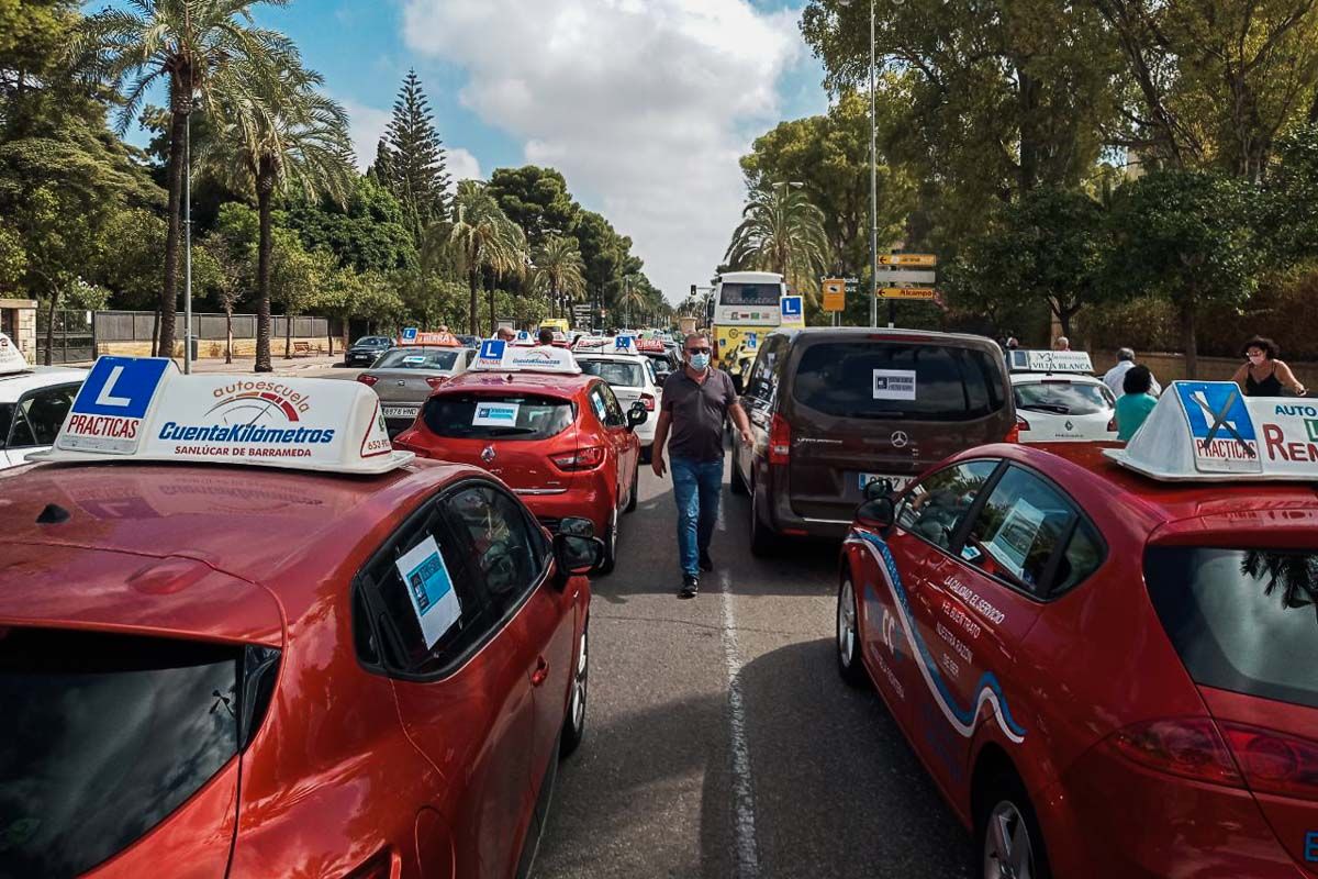 Protestas de las autoescuelas de la provincia en Jerez, este jueves. FOTO: CANDELA NÚÑEZ