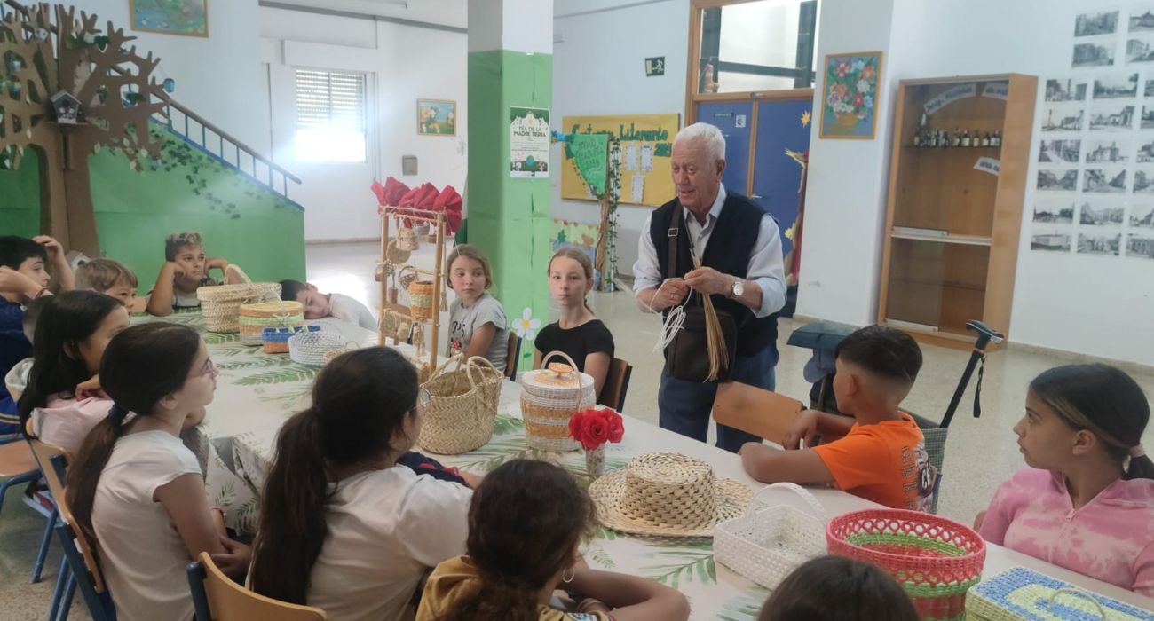 Juan, dando su taller de palma al alumnado de quinto del CEIP Sagrada Familia. Juan, dando su taller de palma al alumnado de quinto del CEIP Sagrada Familia.