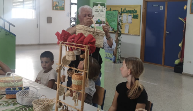 Juan, con sus canastos.