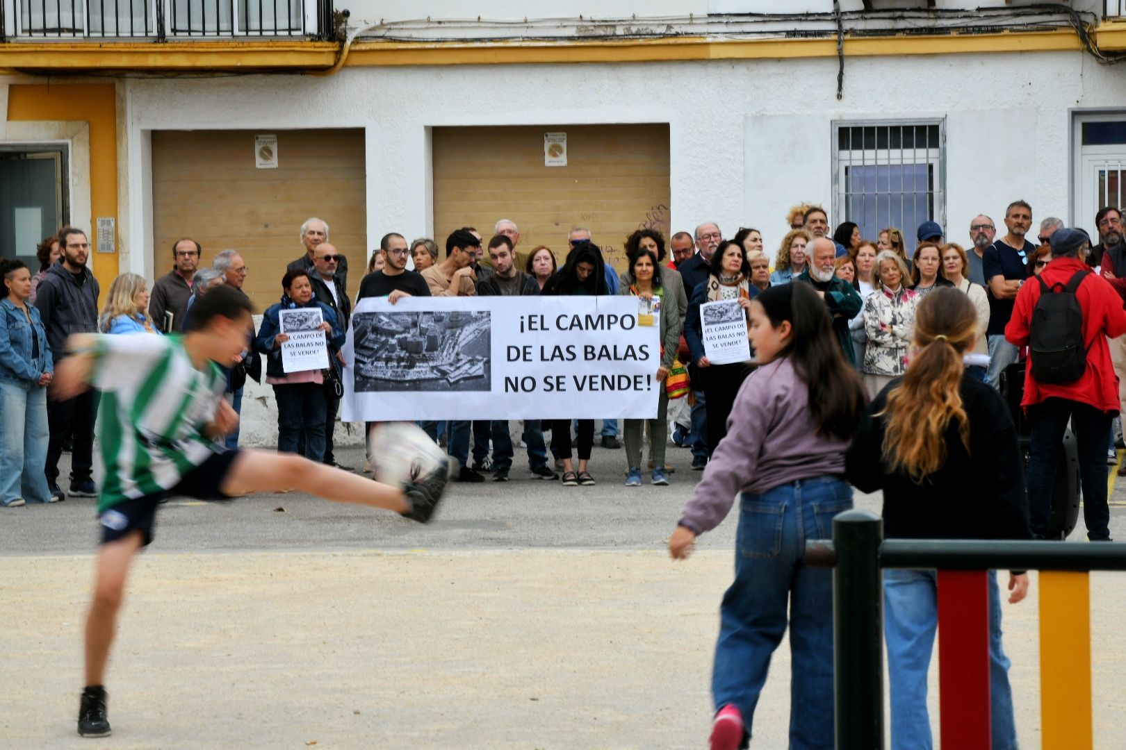 Pancarta reivindicando que "el Campo de las Balas no se vende", en la concentración en la plaza Manolo Santander.
