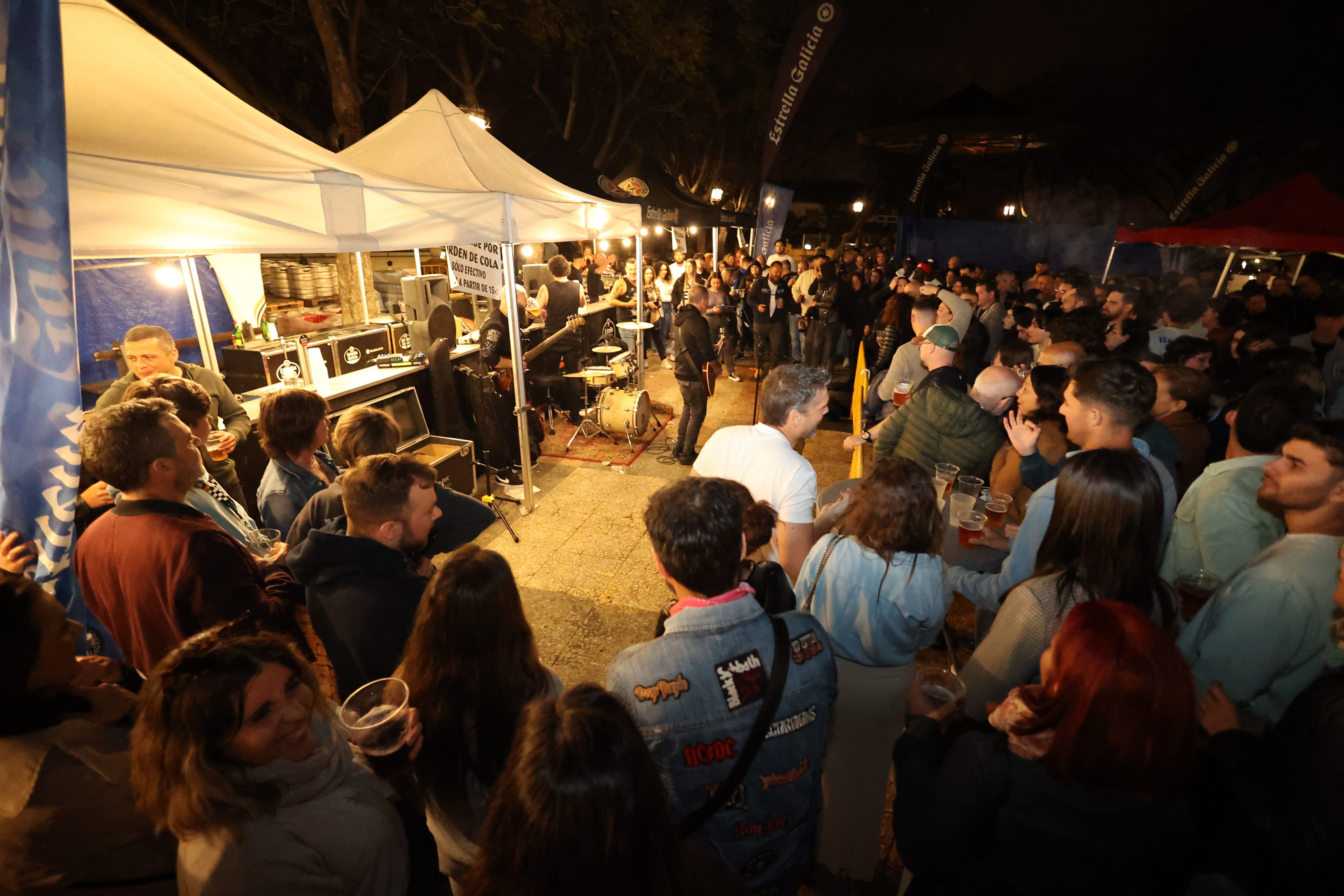 Tras dejar el escenario por la lluvia, el tributo a Extremoduro ha seguido en otra ubicación en la Alameda Vieja.