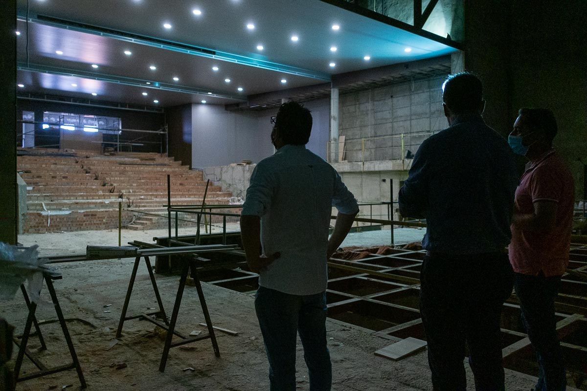 Visita a las obras del nuevo teatro de Trebujena, en una imagen reciente.