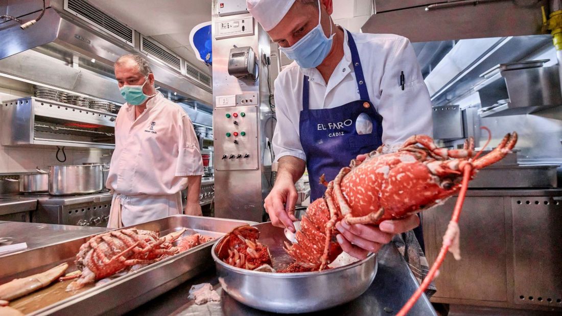 Varios empleados con mascarilla en la cocina de El Faro, en una imagen publicada por el establecimiento recientemente en sus redes.