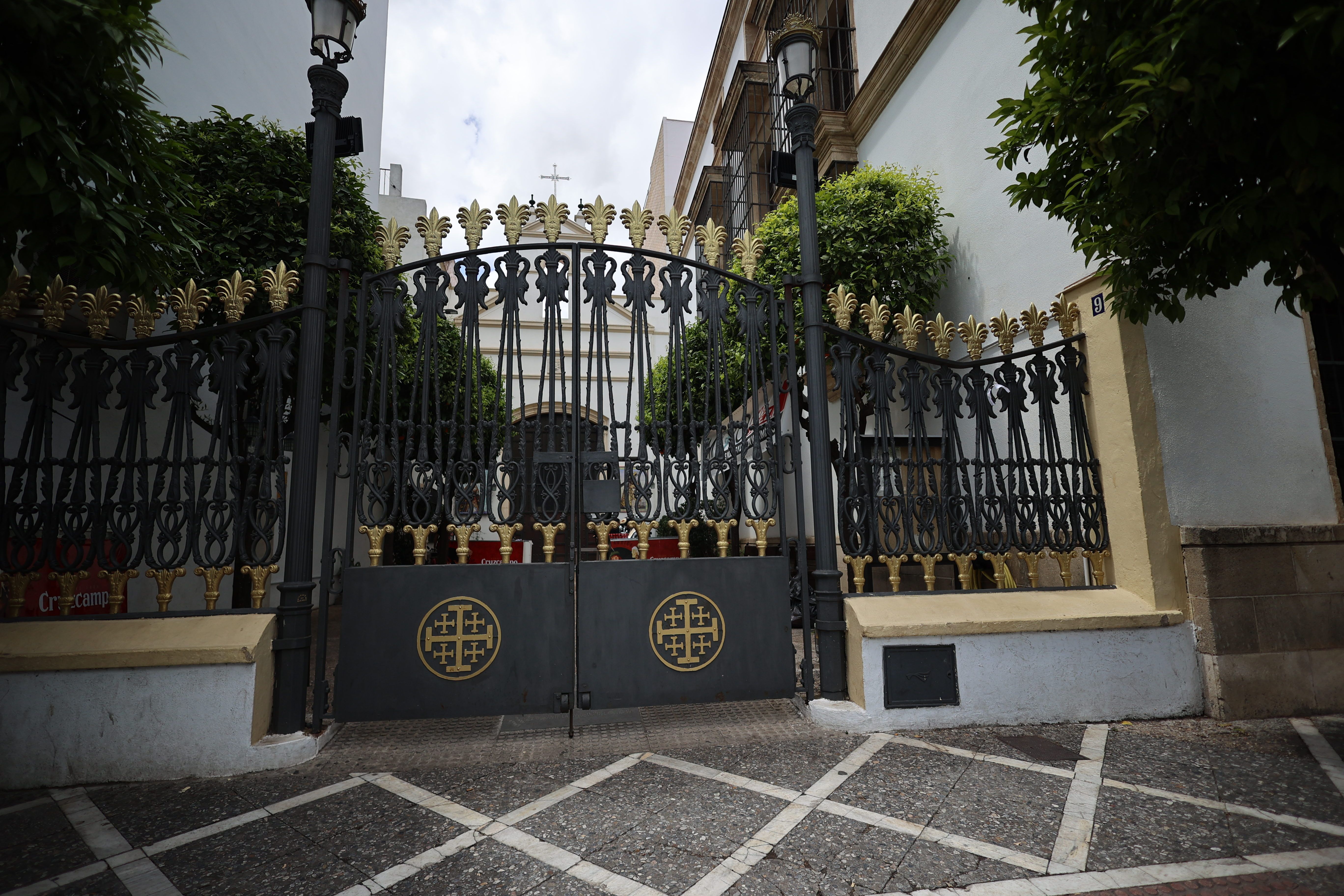La capilla de San Juan de Letrán, donde estaba la barra de la Hermandad del Nazareno, cerrada. La capilla de San Juan de Letrán, donde estaba la barra de la Hermandad del Nazareno, cerrada.