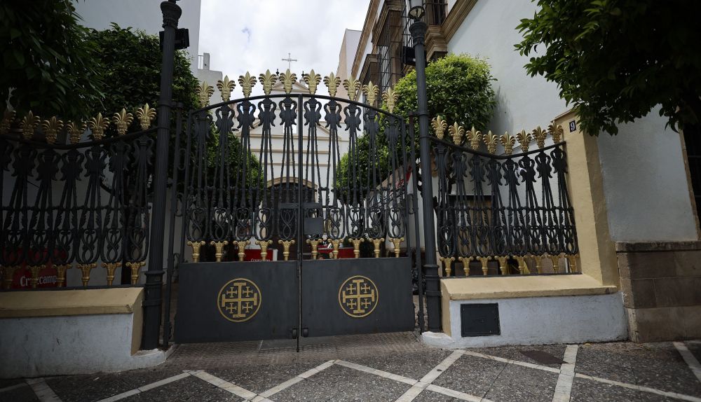 La capilla de San Juan de Letrán, donde estaba la barra de la Hermandad del Nazareno, cerrada.