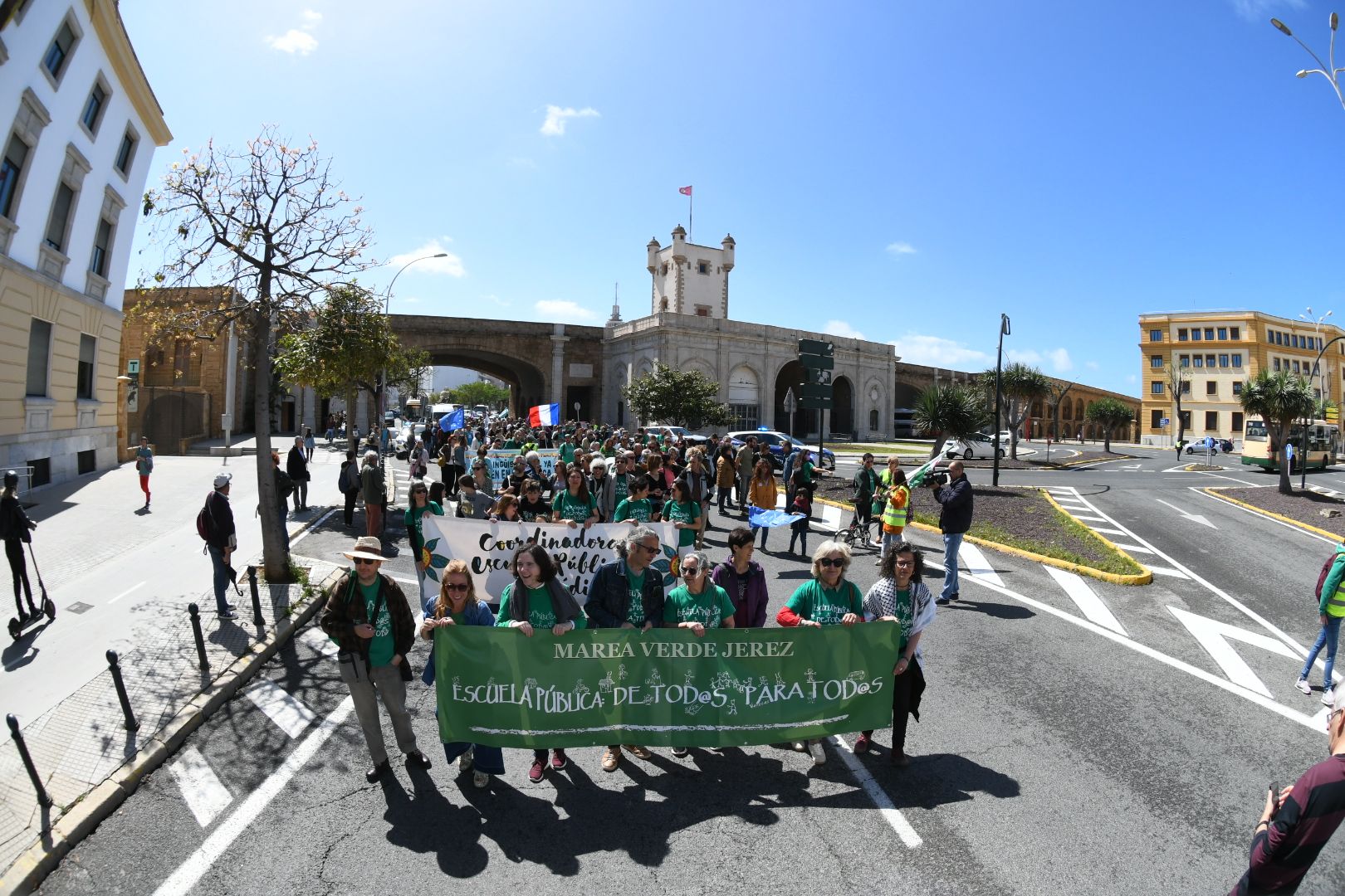 La manifestación de Marea Verde en Cádiz, por las Puertas de Tierra.