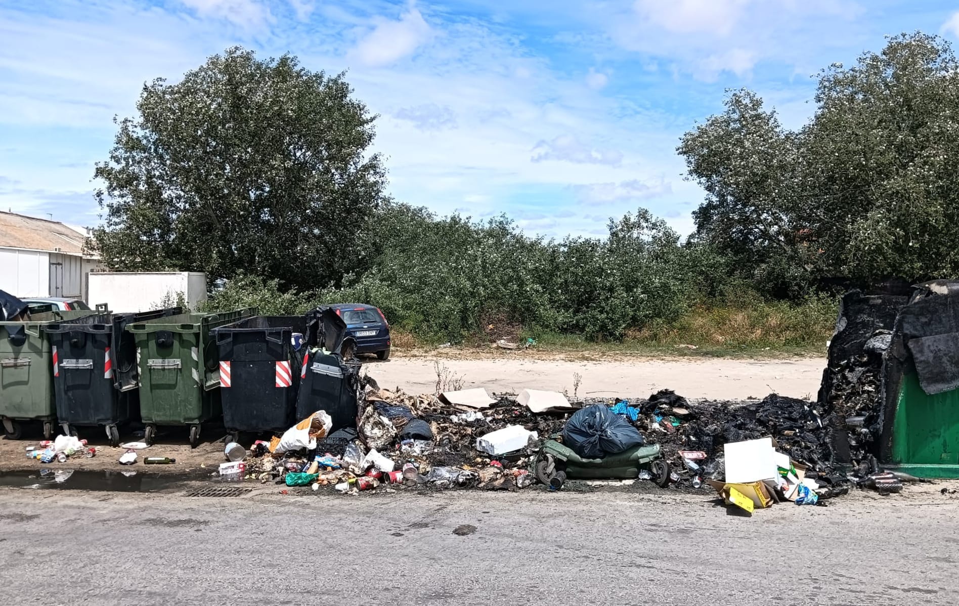 Algunos de los contenedores quemados esta semana en Sanlúcar. Algunos de los contenedores quemados esta semana en Sanlúcar.
