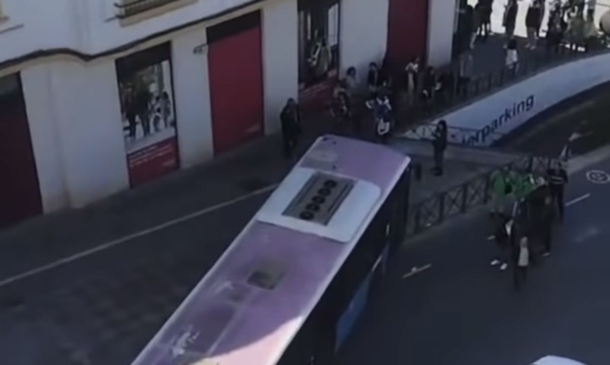 Captura del impacto del autobús urbano en la Plaza Esteve, en el centro de Jerez.
