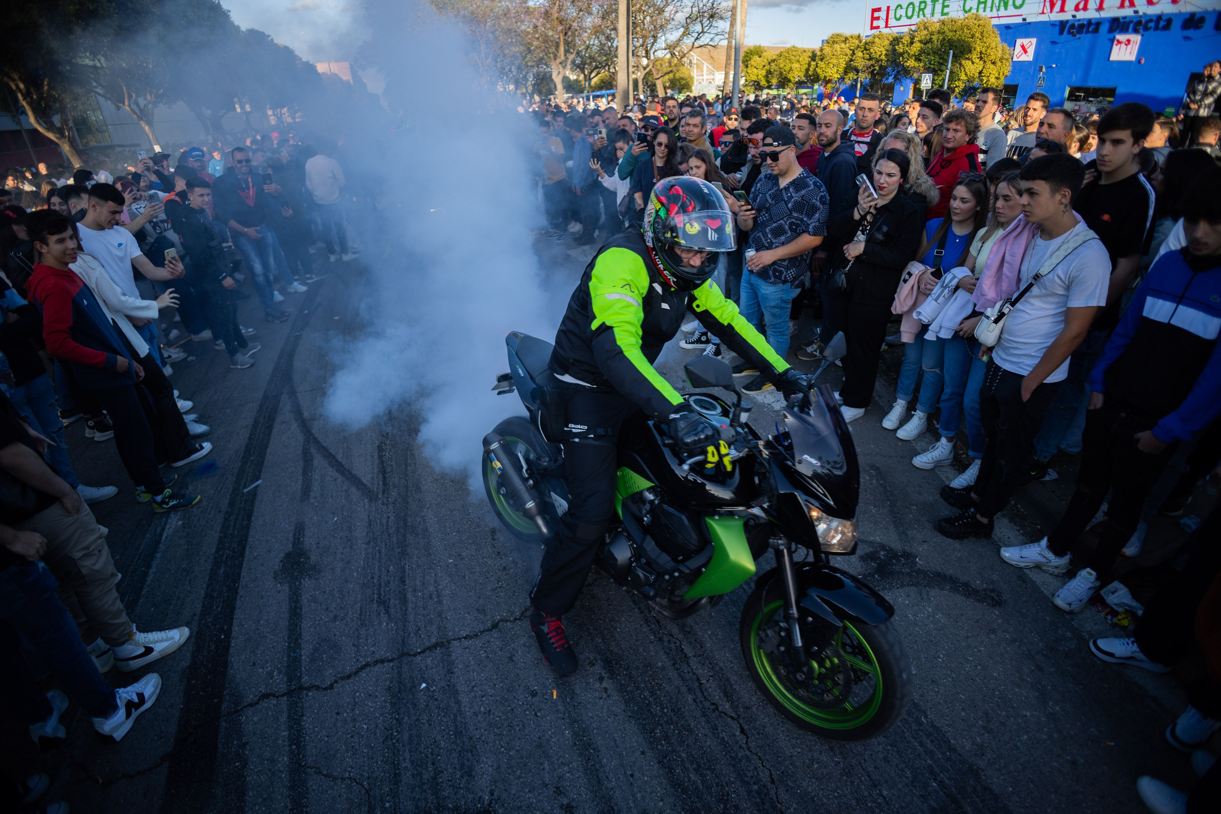Moteros, en la avenida de Europa, el sábado del Gran Premio de Motociclismo en Jerez. 