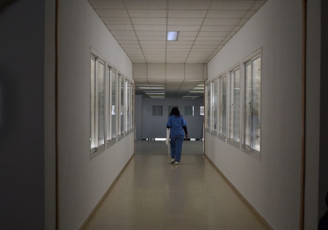 Un pasillo del Hospital de Puerto Real, donde están ingresados los menores de Paterna.  en una imagen de archivo.