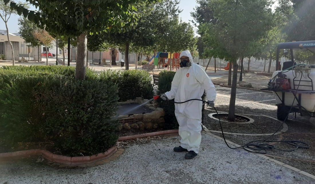 Un técnico fumiga una zona húmeda de un parque en Isla Mayor. FOTO: Ayto. Isla Mayor