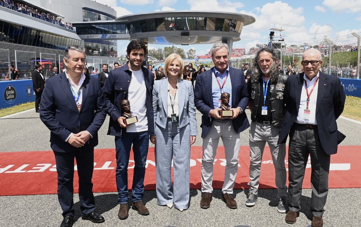 La alcaldesa María José García-Pelayo, entregando los Premios del Motor Ciudad de Jerez a Carlos Sainz, padre e hijo.