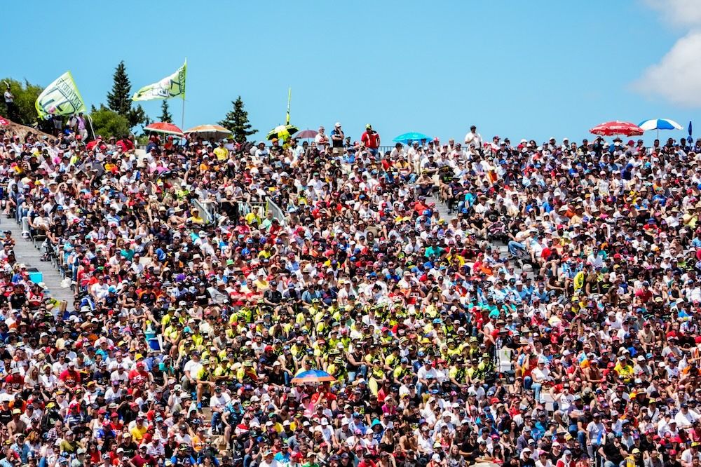 Público, durante las pruebas del Gran Premio de Jerez de 2024.